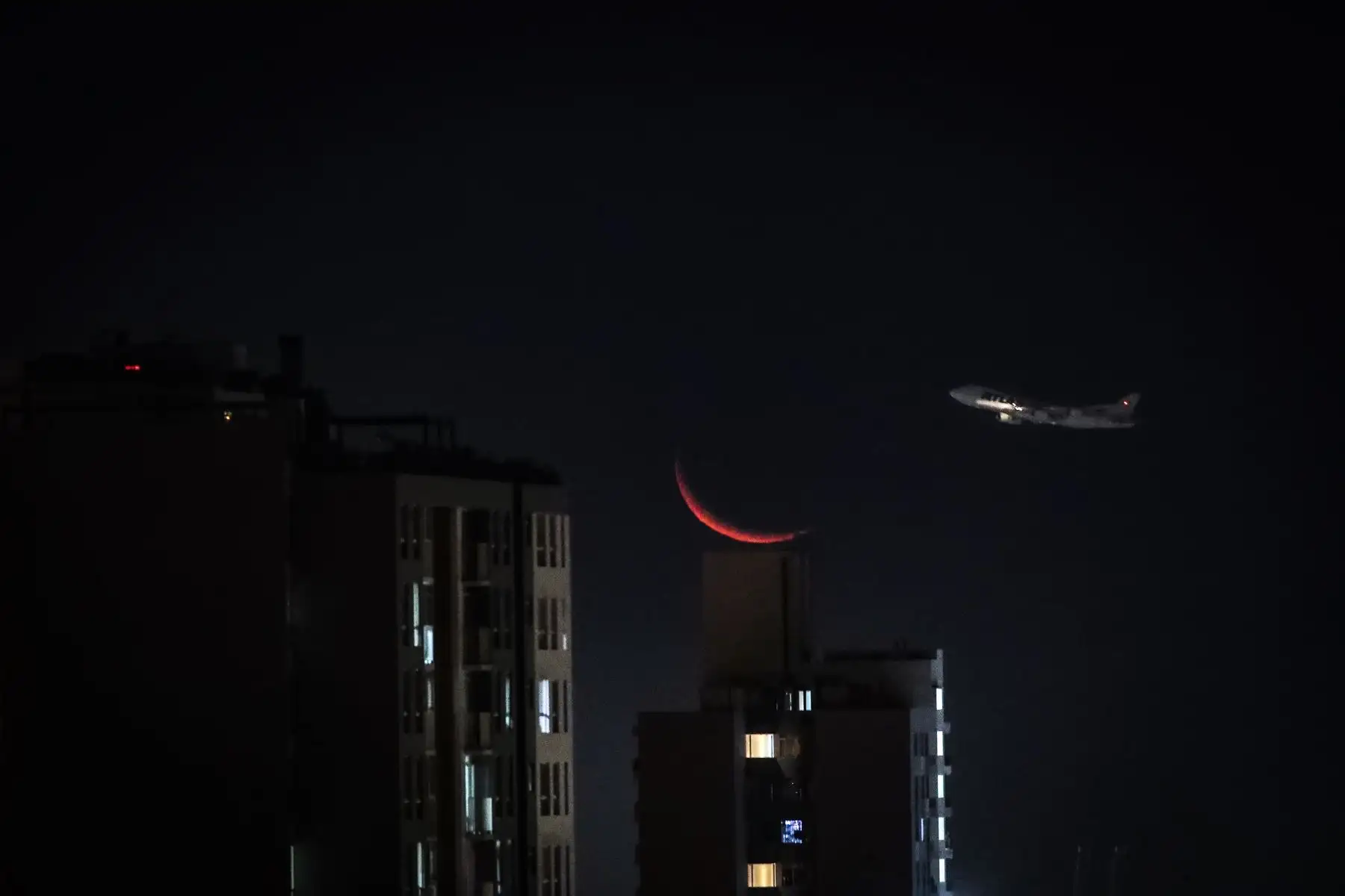 Desde diversos rincones del país, miles de peruanos lograron ver esta noche la aproximación que tuvieron la Luna y Júpiter, un fenómeno astronómico que pudo ser observado gracias al inesperado cielo despejado que se presentó en la región oeste.

Foto: ANDINA/Ricardo Cuba