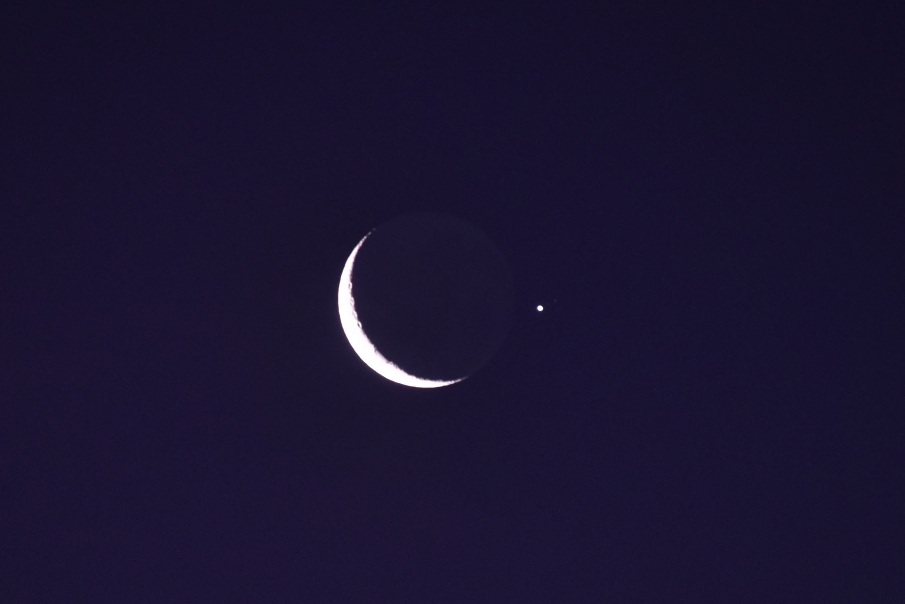 Imagen de la luna creciente en conjunción con el planeta Júpiter, vista desde Montevideo después del atardecer del 22 de febrero de 2023.
Foto: AFP
