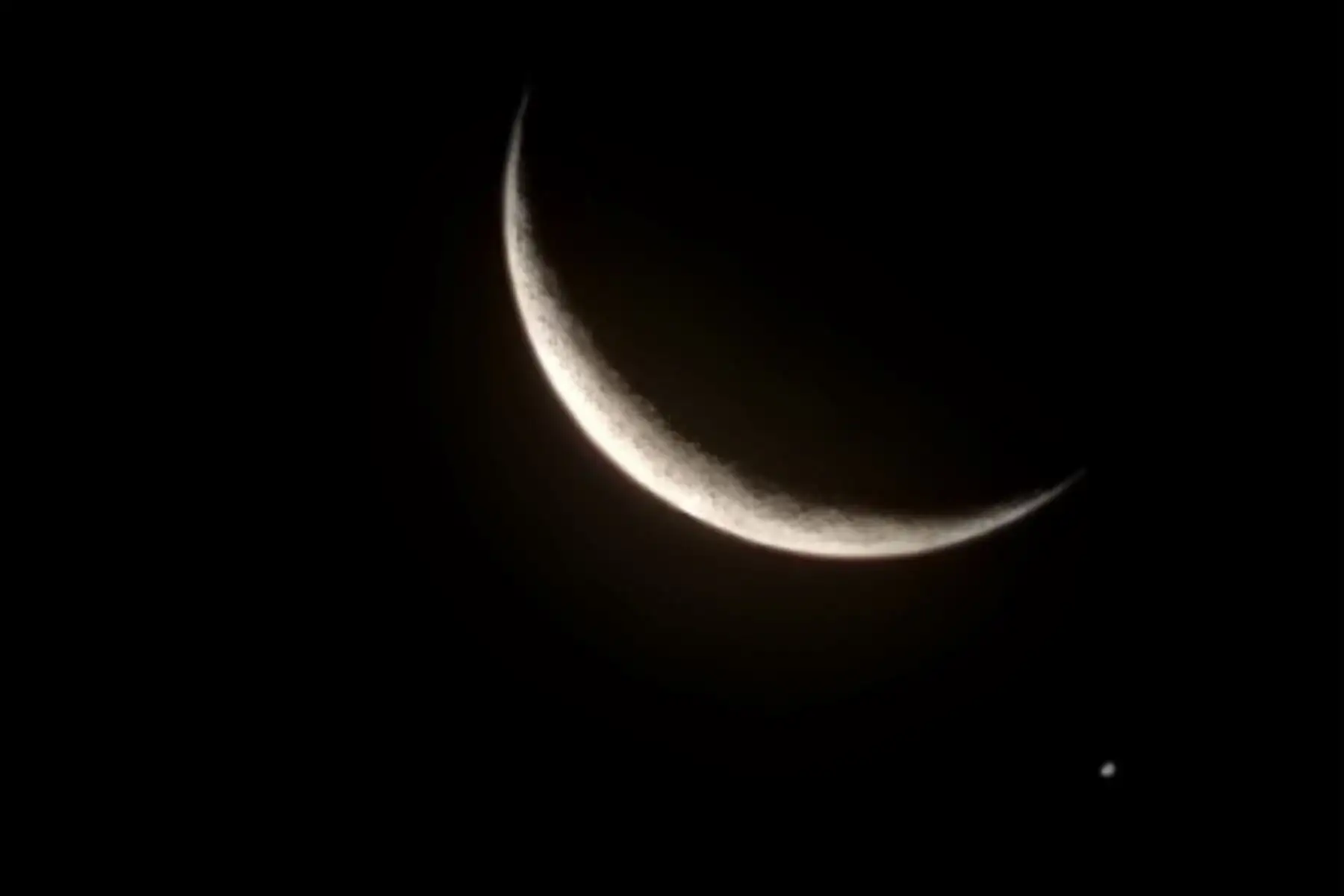 Desde diversos rincones del país, miles de peruanos lograron ver esta noche la aproximación que tuvieron la Luna y Júpiter, un fenómeno astronómico que pudo ser observado gracias al inesperado cielo despejado que se presentó en la región oeste.

Foto: ANDINA/Sofía Pichihua