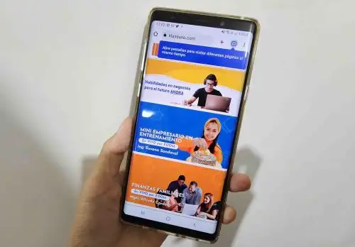 Klase Uno ofrece diversos cursos online de entrenamiento empresarial y finanzas. Además, ofrece masterclasses y testimonios de otros niños que han iniciado en el mundo del ahorro con el objetivo de fundar sus propios emprendimientos.