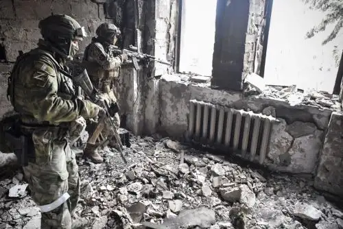 Foto de archivo de dos soldados rusos patrullan en Mariupol el 12 de abril del 2022, mientras las tropas rusas intensifican una campaña para tomar la ciudad portuaria estratégica, parte de un ataque masivo anticipado en el este de Ucrania. Foto: AFP