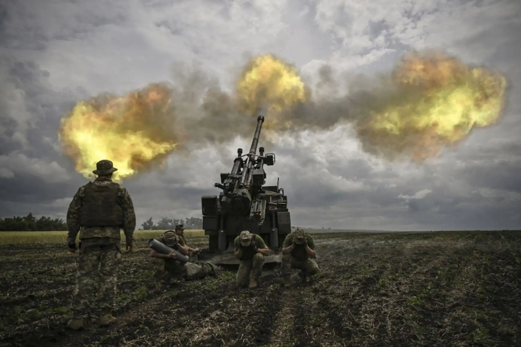 Militares ucranianos disparan con un cañón autopropulsado francés de 155 mm/calibre 52 Caesar hacia posiciones rusas en una línea de frente en la región oriental de Ucrania de Donbas el 15 de junio de 2022. Foto: AFP