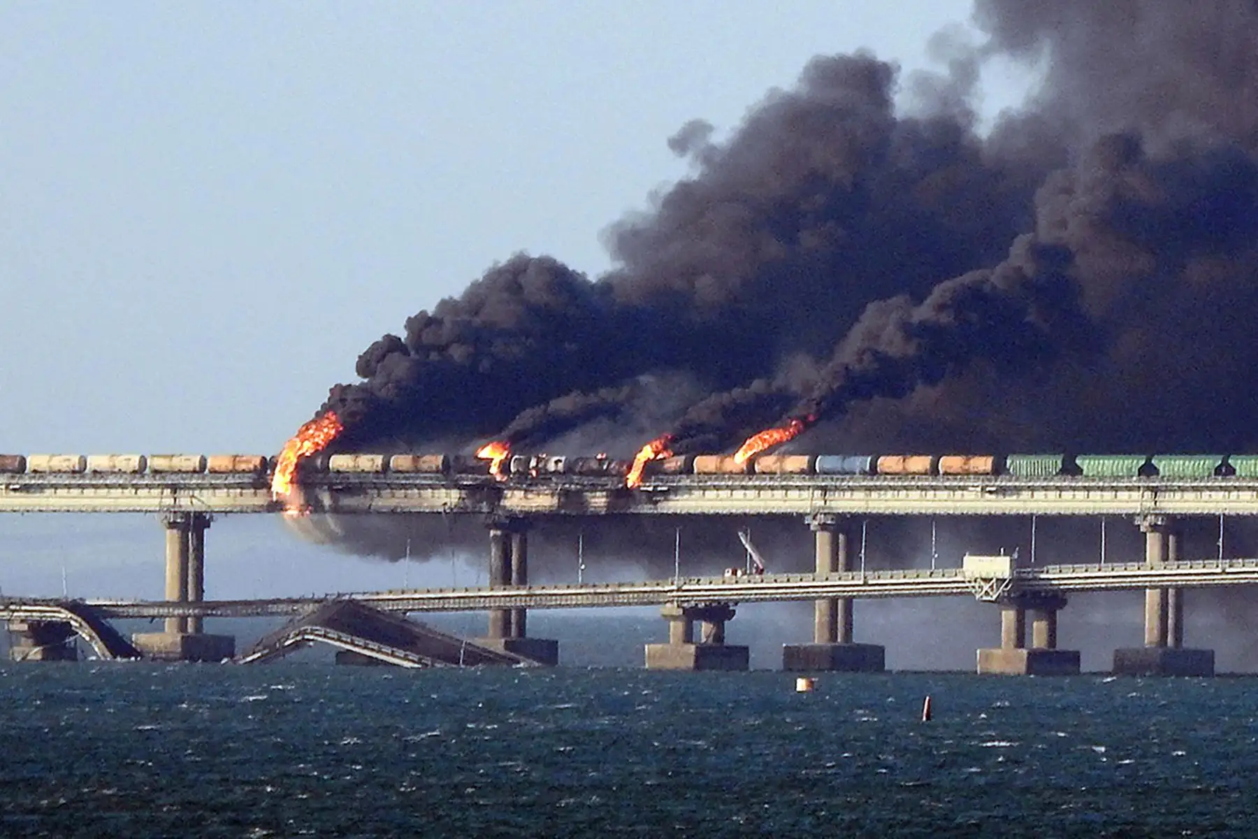 En esta foto de archivo tomada el 8 de octubre de 2022, sale humo negro de un incendio en el puente de Kerch que une Crimea con Rusia, después de que explotara un camión cerca de Kerch. Foto: AFP