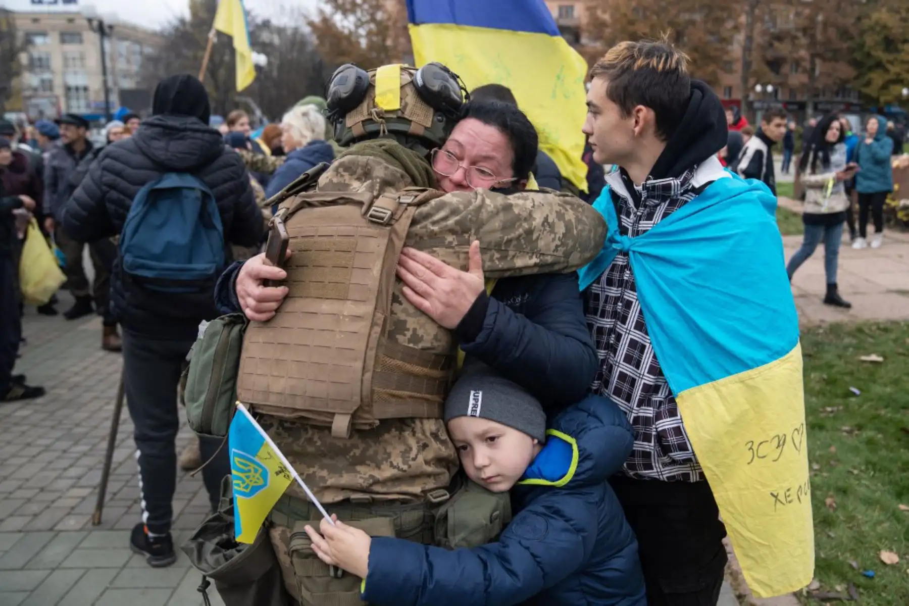 Los residentes locales abrazan a un soldado ucraniano mientras celebran la liberación de Kherson. Foto: AFP