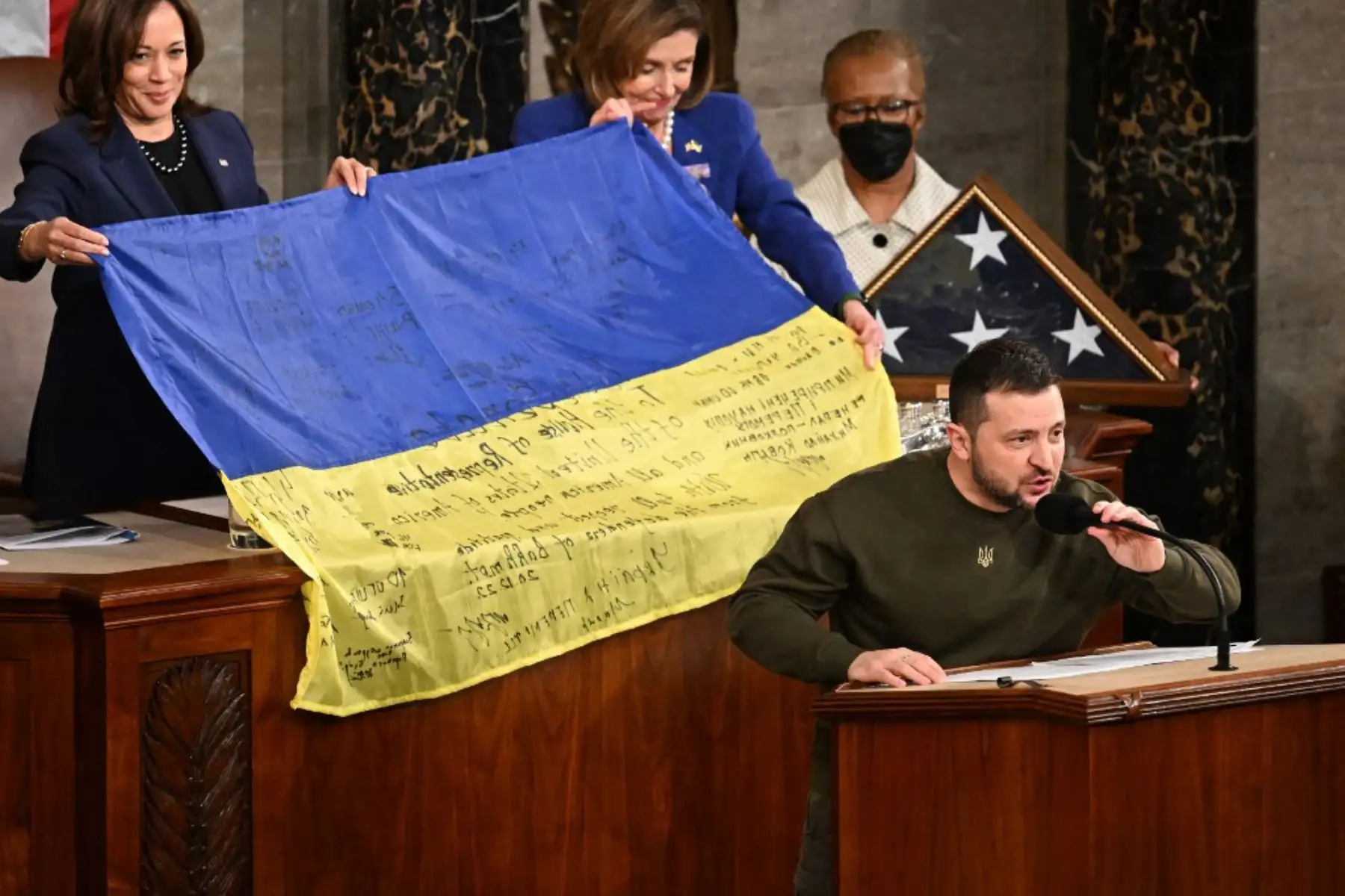 El presidente de Ucrania, Volodymyr Zelensky, habla después de entregar una bandera nacional ucraniana a la presidenta de la Cámara de Representantes de los Estados Unidos, Nancy Pelosi. Foto: AFP