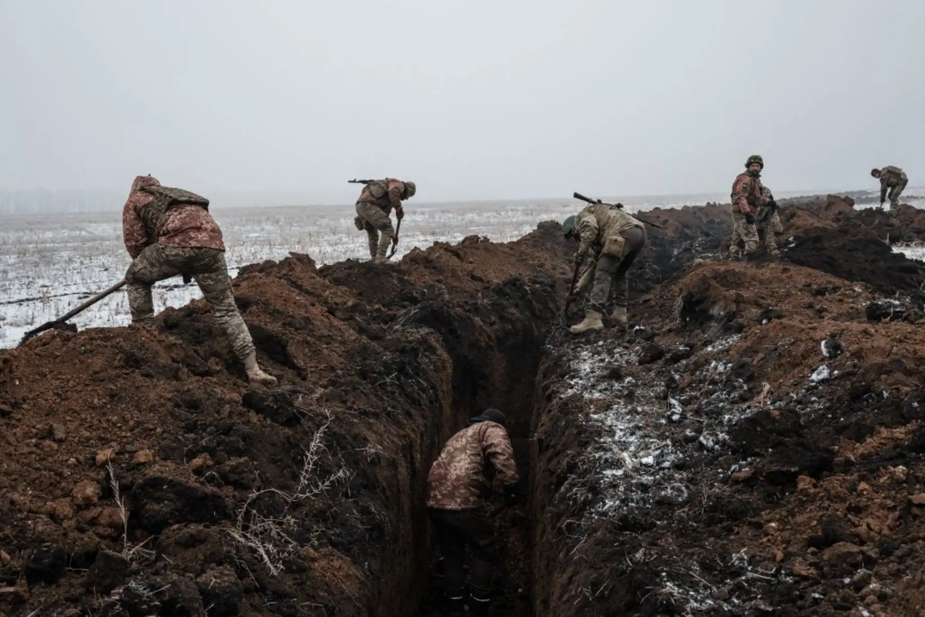 Los militares ucranianos hacen una trinchera cerca de Bakhmut el 1 de febrero de 2023, en medio de la invasión rusa de Ucrania. Foto: AFP