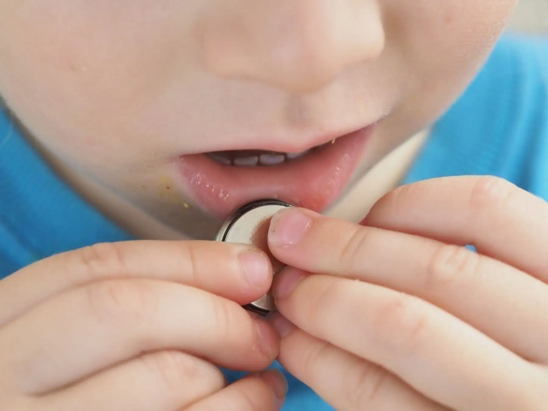 Tenga cuidado con lo que su niño se lleva a la boca. Foto: ANDINA/difusión.