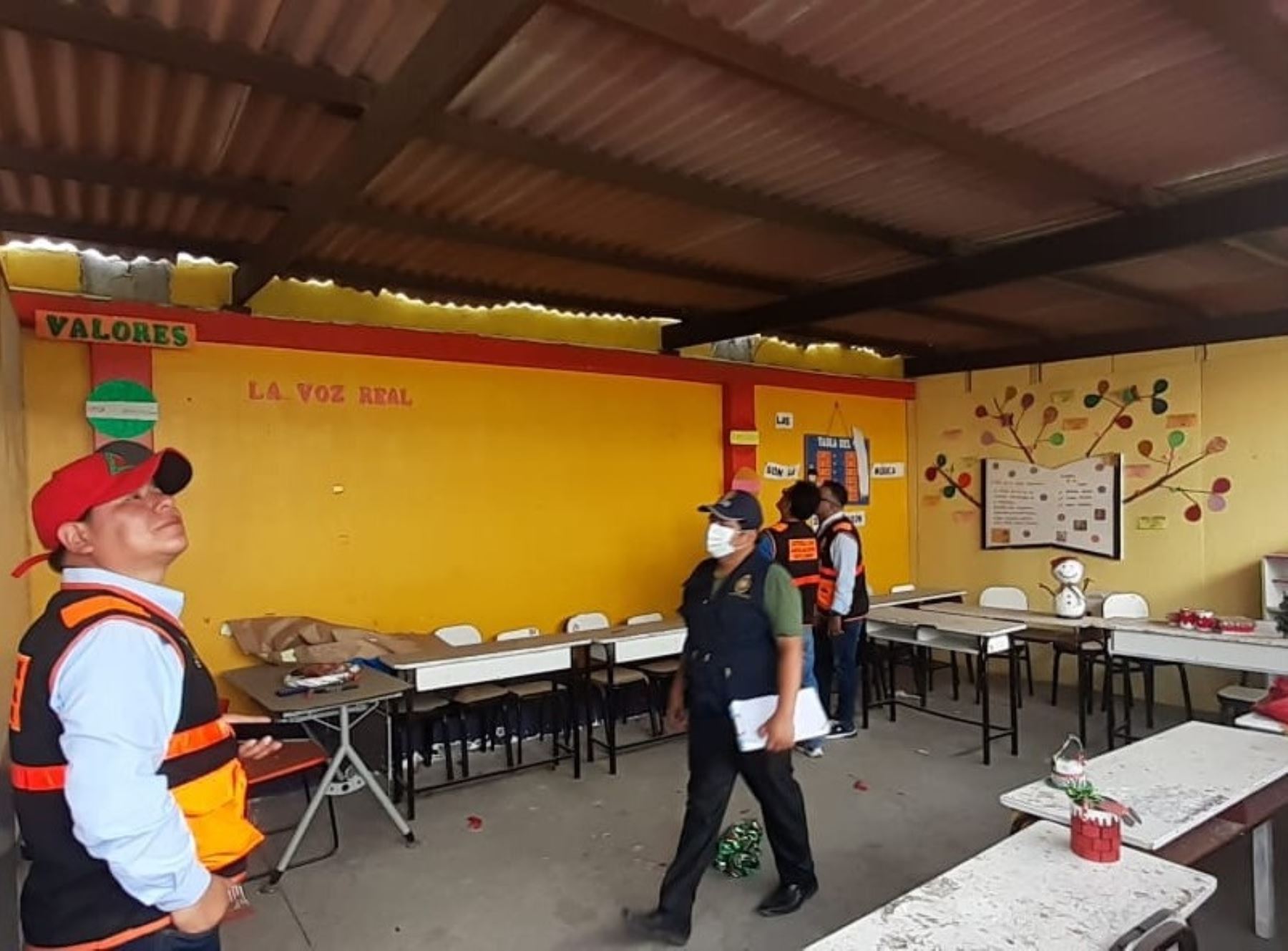 Representantes de la Fiscalía del Santa inspeccionan la infraestructura de los colegios del distrito de Nuevo Chimbote ante el próximo inicio del año escolar. Foto: ANDINA/difusión.