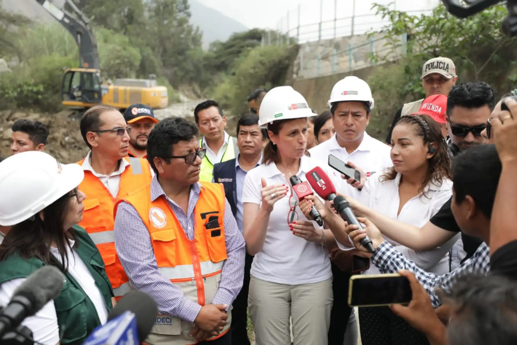 La ministra de Vivienda, Construcción y Saneamiento, Hania Pérez de Cuéllar, y su equipo técnico realizaron la supervisión de los trabajos de limpieza y descolmatación con maquinaria pesada en la quebrada Cuculí, en Santa Eulalia, para mitigar daños en la zona y prevenir desbordes e inundaciones en esta temporada de lluvias. Foto: ANDINA/ Ministerio de Vivienda
