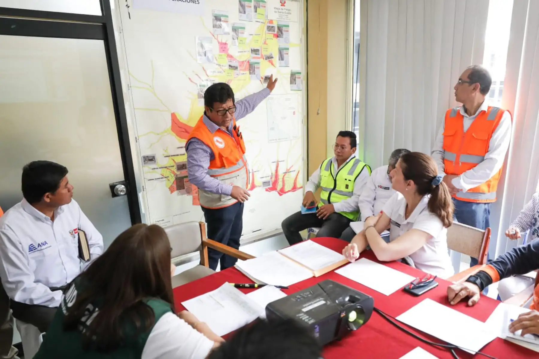La ministra de Vivienda, Construcción y Saneamiento, Hania Pérez de Cuéllar, y su equipo técnico realizaron la supervisión de los trabajos de limpieza y descolmatación con maquinaria pesada en la quebrada Cuculí, en Santa Eulalia, para mitigar daños en la zona y prevenir desbordes e inundaciones en esta temporada de lluvias. Foto: ANDINA/ Ministerio de Vivienda