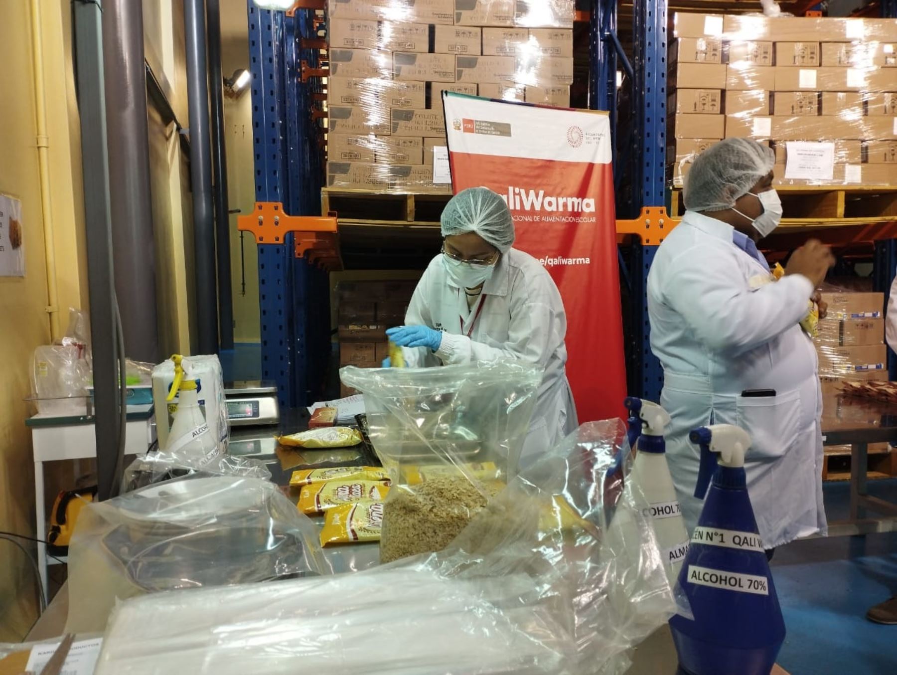 Supervisores del programa Qali Warma verificaron la calidad de los productos que se distribuirán en Arequipa para el servicio alimentario que recibirán los escolares de esta región. ANDINA/Difusión