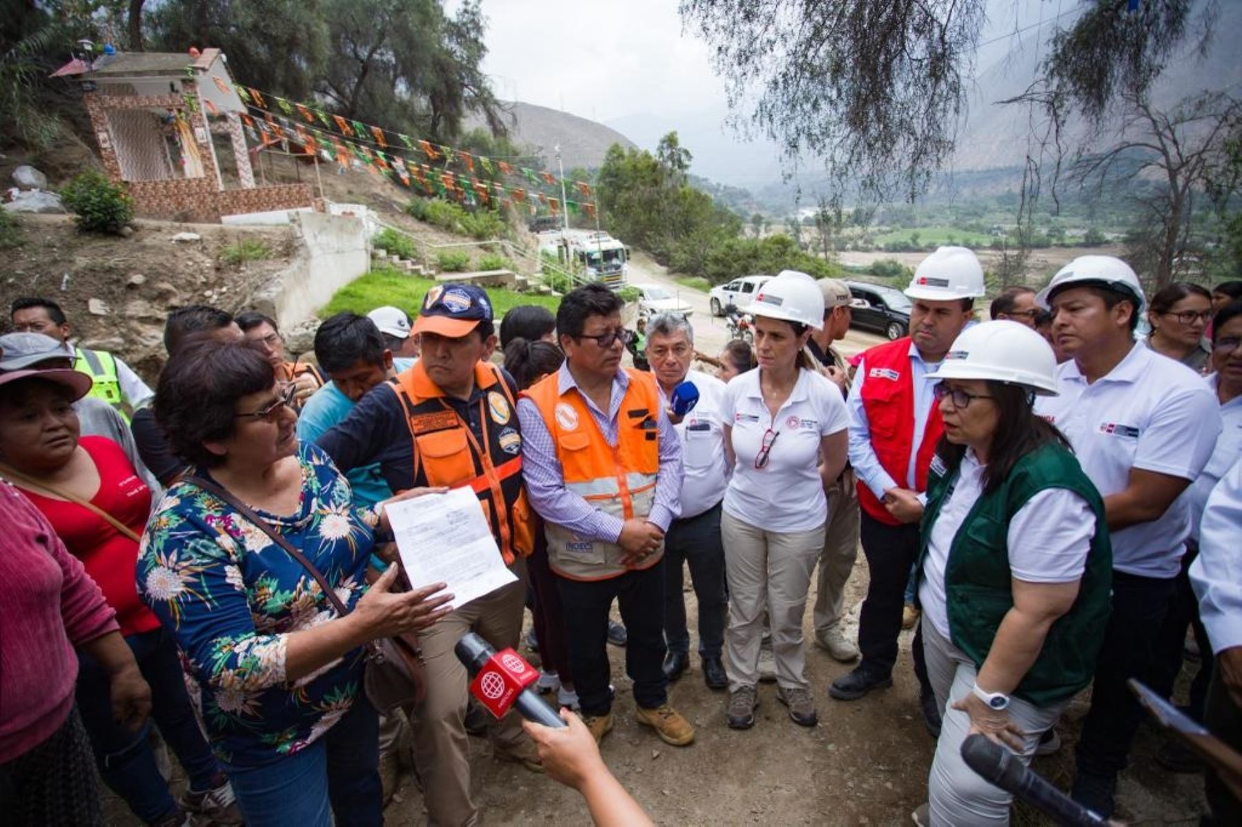 Ministra de Desarrollo Agrario y Riego, Nelly Paredes (chaleco verde) inspeccionó la zona de Santa Eulalia ante las lluvias intensas. Foto: Cortesía.