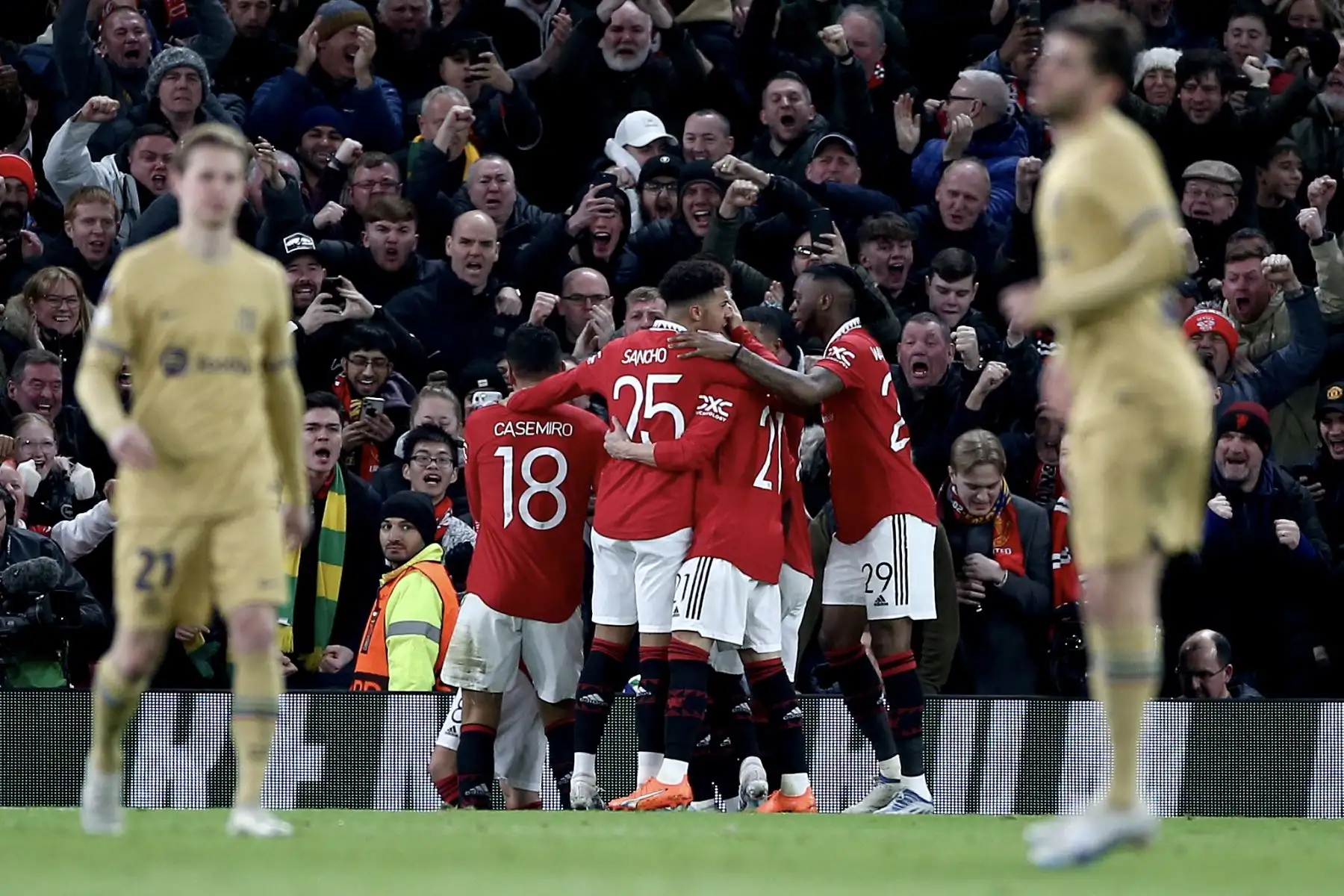 Los jugadores del Manchester United celebran después de marcar el 1-1 durante el partido de vuelta de la segunda vuelta de la UEFA Europa League entre el Manchester United y el FC Barcelona en Manchester, Gran Bretaña.
Foto: EFE