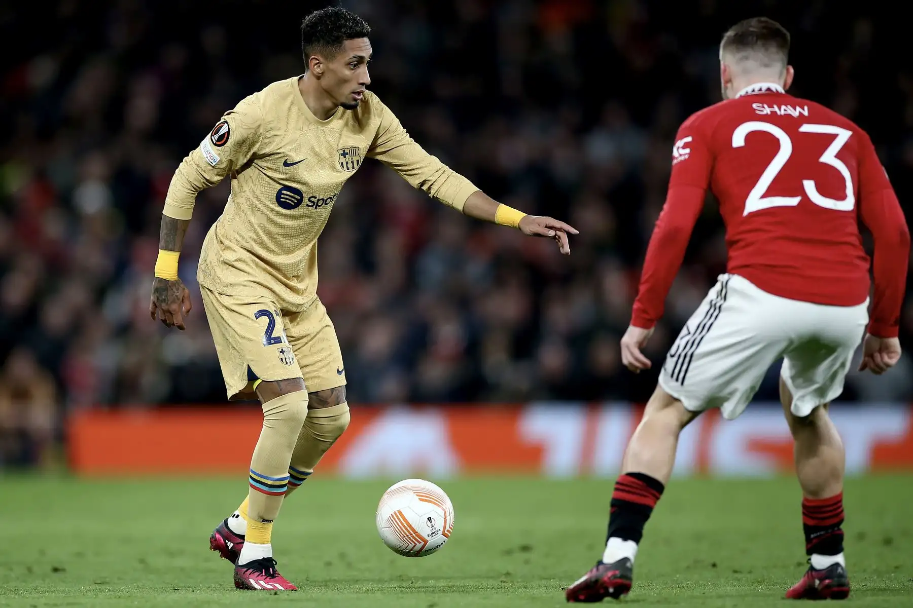 Luke Shaw del Manchester United en acción contra el Raphinha del Barcelona durante el partido de vuelta de la vuelta de la UEFA Europa League entre el Manchester United y el FC Barcelona en Manchester, Gran Bretaña.
Foto: EFE