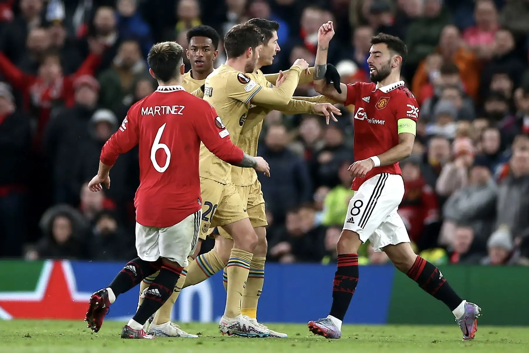 Bruno Fernandes del Manchester United se enfrenta a los jugadores del Barcelona durante el partido de vuelta de la vuelta de la eliminatoria de la UEFA Europa League entre el Manchester United y el FC Barcelona en Manchester, Gran Bretaña.
Foto: EFE