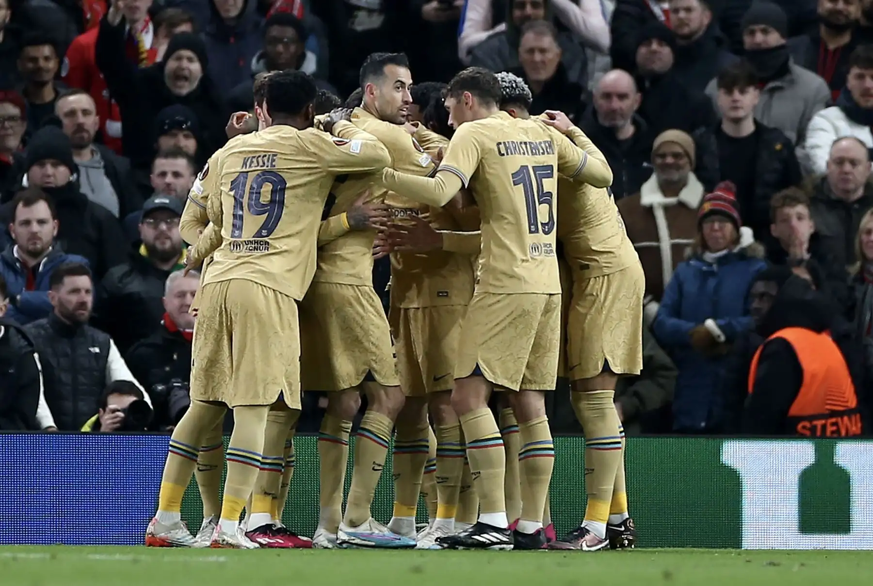 Los jugadores de Barcelona celebran después de marcar el gol de apertura durante el partido de vuelta de la segunda vuelta de la UEFA Europa League entre el Manchester United y el FC Barcelona en Manchester, Gran Bretaña.
Foto: EFE