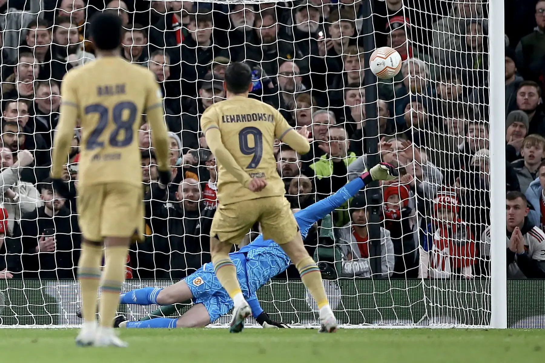 Robert Lewandowski de Barcelona anota el primer gol con un penalti contra el portero del Manchester United David de Gea durante el partido de vuelta de la UEFA Europa League entre el Manchester United y el FC Barcelona en Manchester, Gran Bretaña.
Foto: EFE