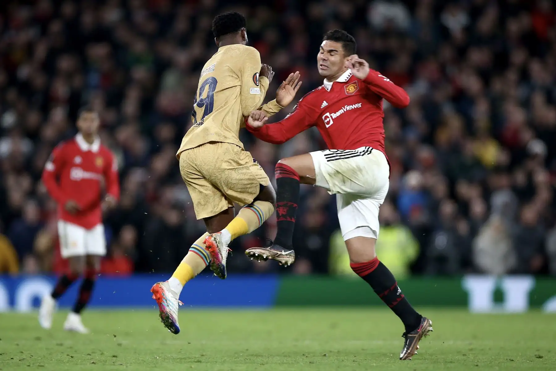 Casemiro del Manchester United en acción contra Franck Kessie de Barcelona durante el partido de vuelta de la segunda vuelta de la UEFA Europa League entre el Manchester United y el FC Barcelona en Manchester, Gran Bretaña.
Foto: EFE