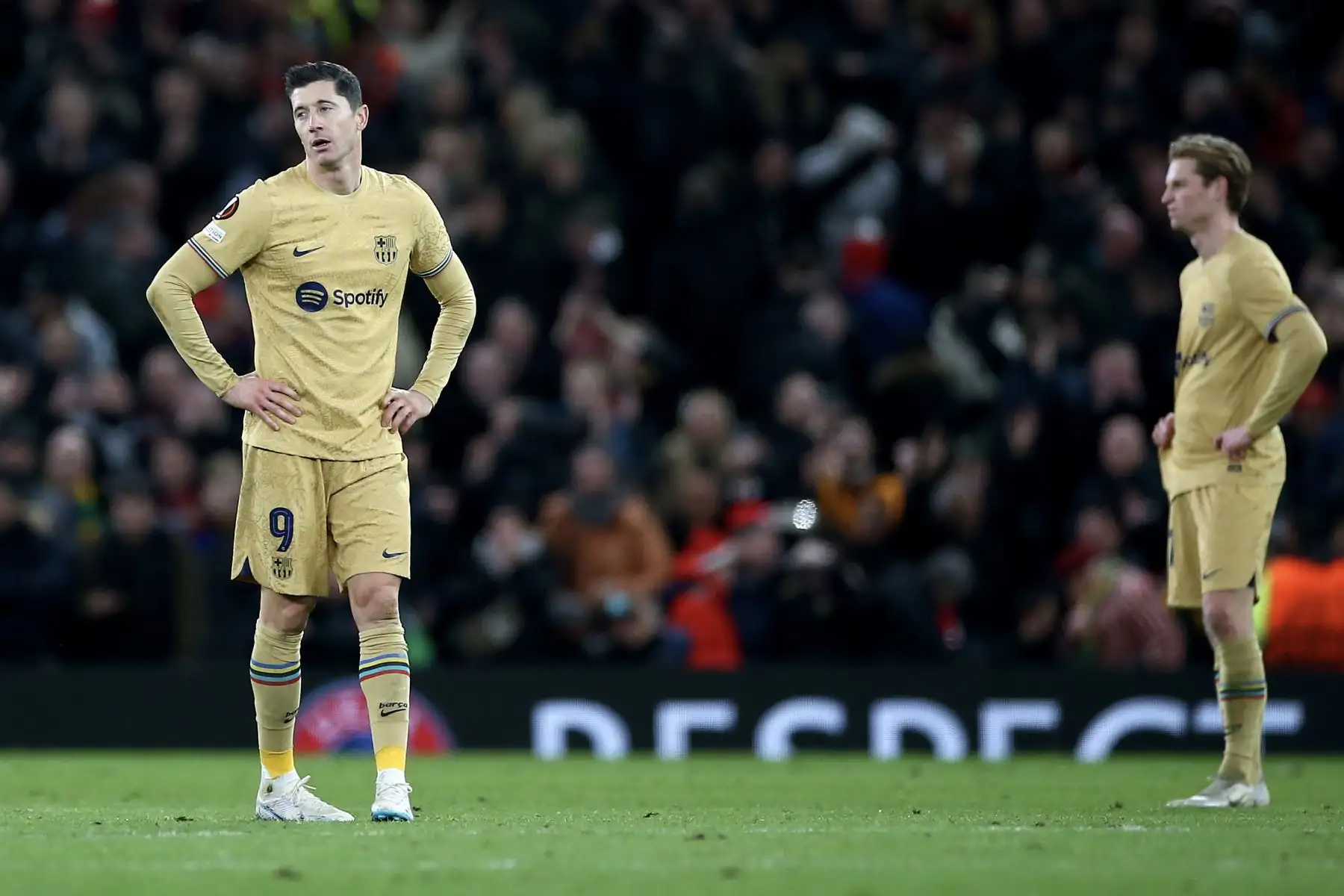 Robert Lewandowski y Frenkie de Jong de Barcelona reaccionan durante el partido de vuelta de la segunda vuelta de la UEFA Europa League entre el Manchester United y el FC Barcelona en Manchester, Gran Bretaña.
Foto: EFE