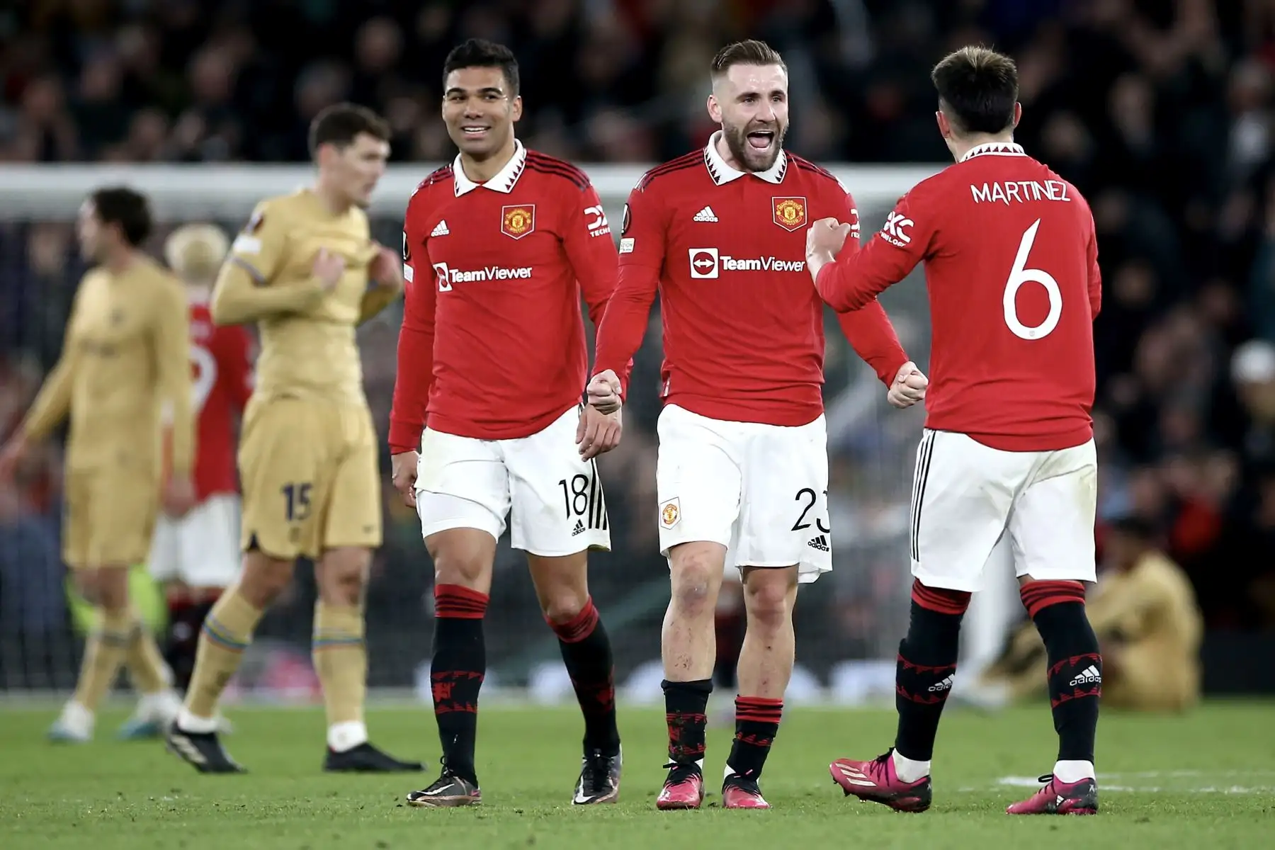 Luke Shaw del Manchester United celebra con sus compañeros Casemiro y Lisandro Martínez después del partido de vuelta de la segunda vuelta de la UEFA Europa League entre el Manchester United y el FC Barcelona en Manchester, Gran Bretaña.
Foto: EFE