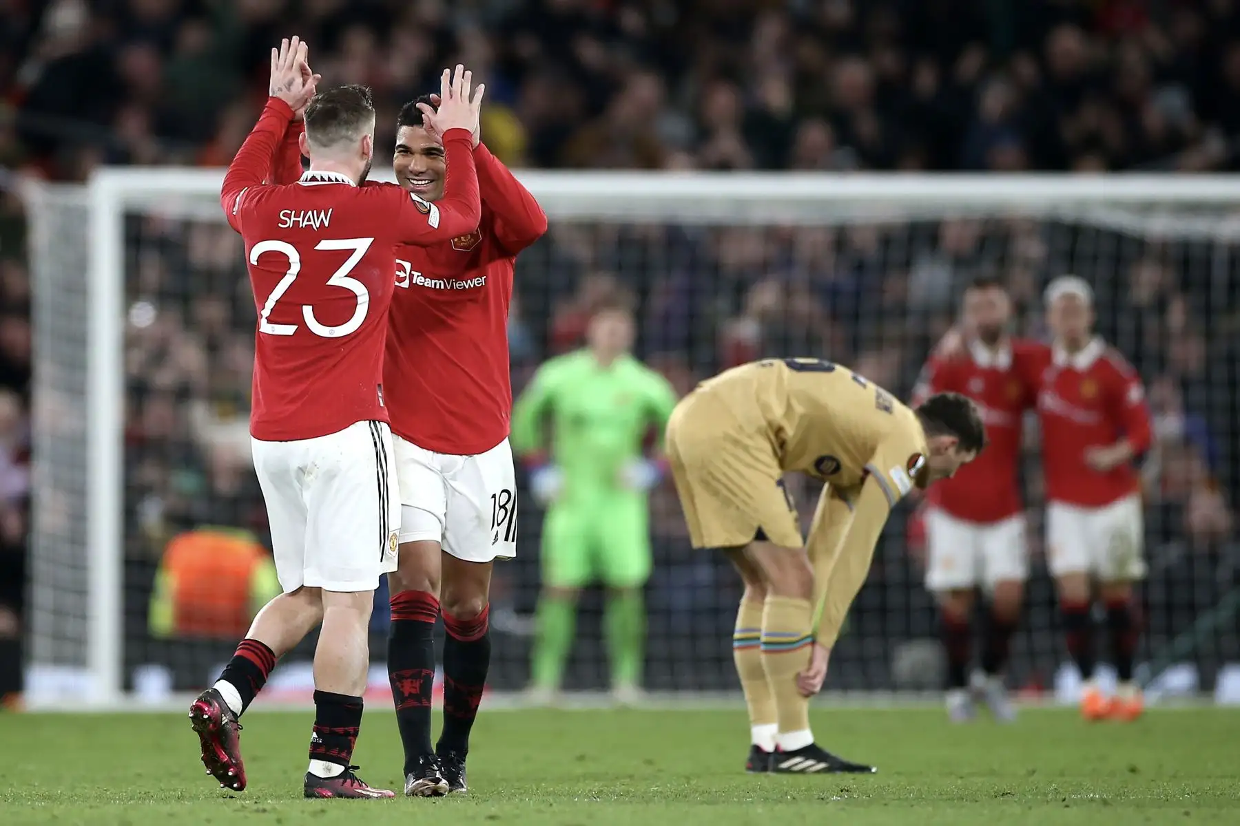 Luke Shaw del Manchester United celebra con su compañero de equipo Casemiro después del partido de vuelta de la segunda vuelta de la UEFA Europa League entre el Manchester United y el FC Barcelona en Manchester, Gran Bretaña.
Foto: EFE