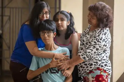 Rodeado de su familia, Sebastián difruta el logro de haber ingresado a la UNI con apenas 17 años y pese a las dificultades por su discapacidad física. Foto: ANDINA/ Tatiana Gamarra