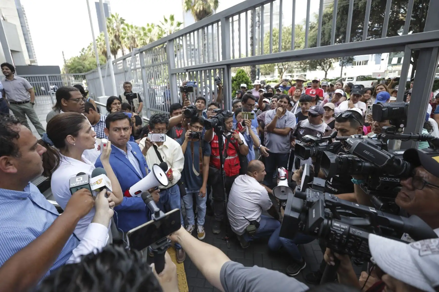 La ministra de Vivienda, Construcción y Saneamiento, Hania Pérez de Cuéllar, se reunió hoy con representantes y pobladores de los distritos de Ventanilla y Mi Perú. Foto: Cortesía.