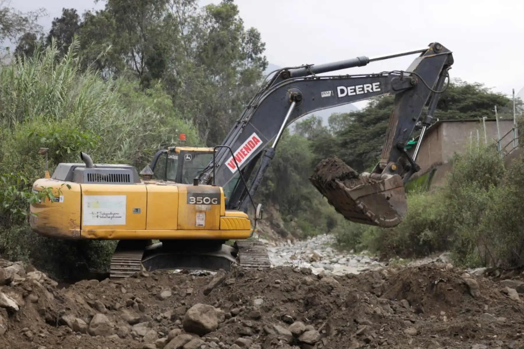 Maquinaria del Ministerio de Vivienda, Construcción y Saneamiento se desplazó hacia diversas quebradas de Santa Eulalia, al este de Lima. Foto: MVCS/Difusión.