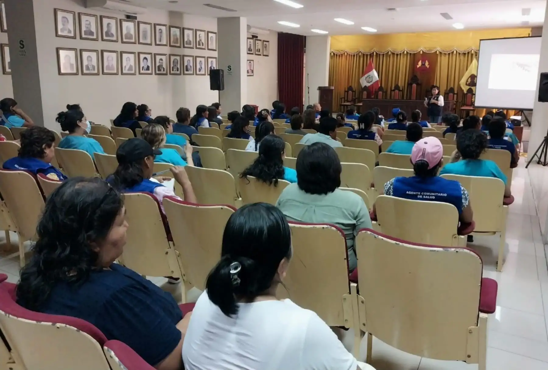 Especialistas de salud de Áncash capacitan a agentes comunitarios de Chimbote para prevenir el dengue y la gripe aviar. Foto: ANDINA/difusión.