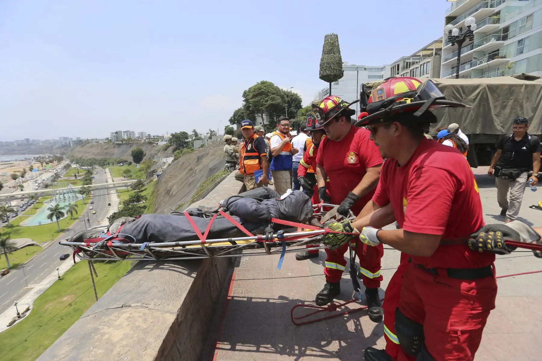El simulacro de tsunami en Lima, para enfrentar una emergencia simulada causada por un sismo de magnitud 8.8   involucra a los distritos de Chorrillos, Barranco, Miraflores, San Isidro, San Miguel y Magdalena.
Foto: ANDINA/Tatiana Gamarra