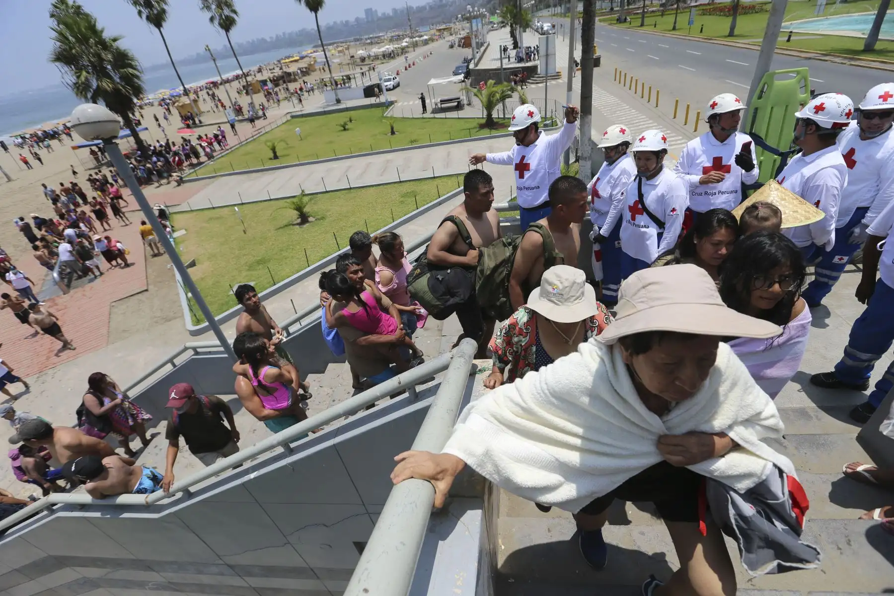El simulacro de tsunami en Lima, para enfrentar una emergencia simulada causada por un sismo de magnitud 8.8   involucra a los distritos de Chorrillos, Barranco, Miraflores, San Isidro, San Miguel y Magdalena.
Foto: ANDINA/Tatiana Gamarra