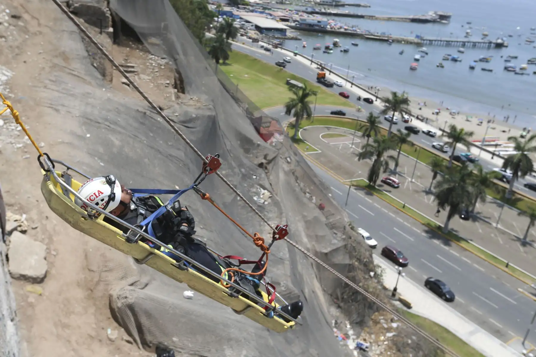 Se llevó a cabo un simulacro de tsunami en Lima, para enfrentar una emergencia simulada causada por un sismo de magnitud 8.8 que involucrará la llegada de olas de 15 metros a la costa que colinda con los distritos de Chorrillos, Barranco, Miraflores, San Isidro, San Miguel y Magdalena.Foto: ANDINA/Tatiana Gamarra