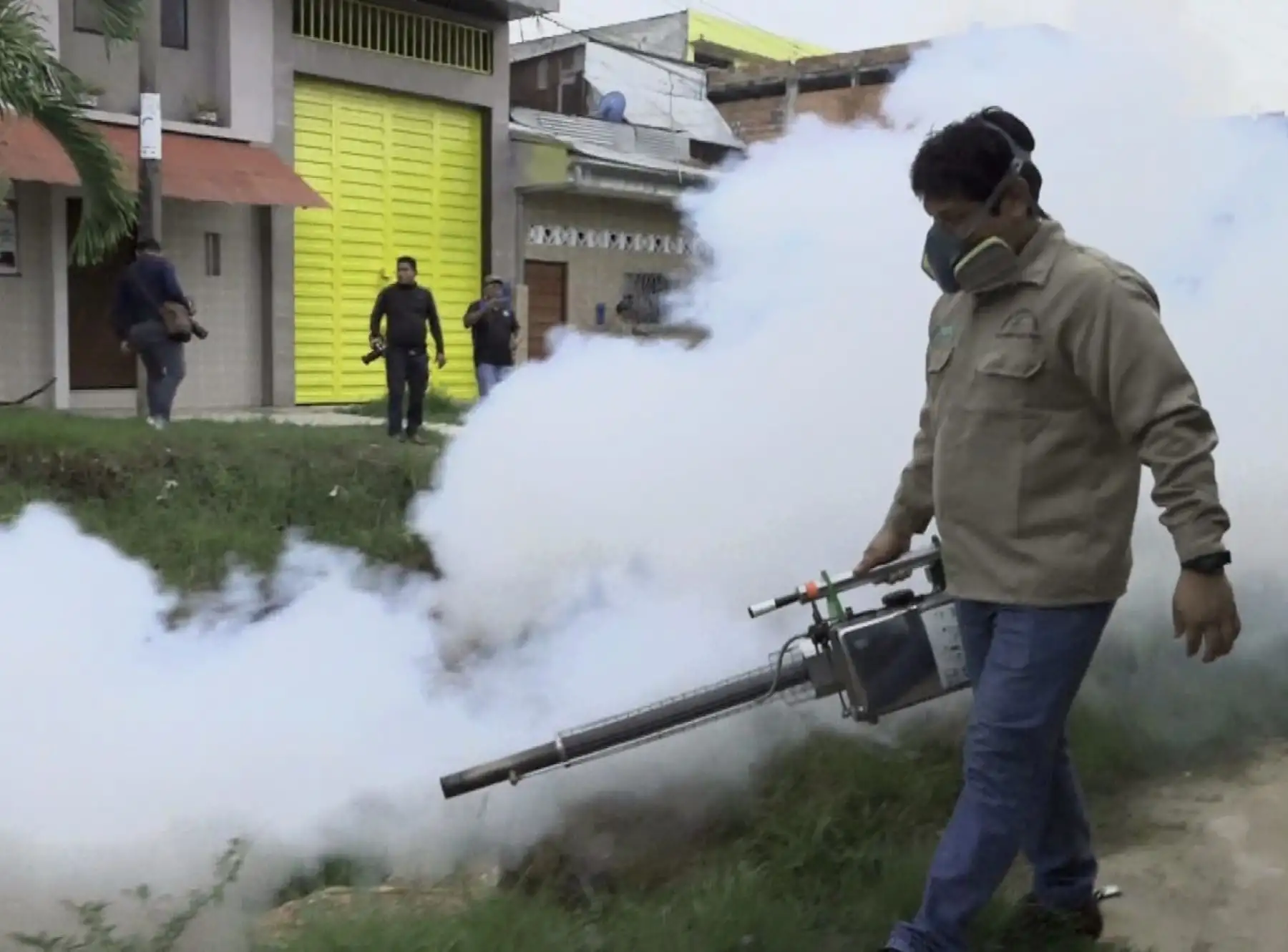 Más de 200 brigadistas de salud ambiental de la Geresa Loreto participaron de la jornada de fumigación de viviendas para evitar la propagación del dengue. Foto: Elvis Noronha.