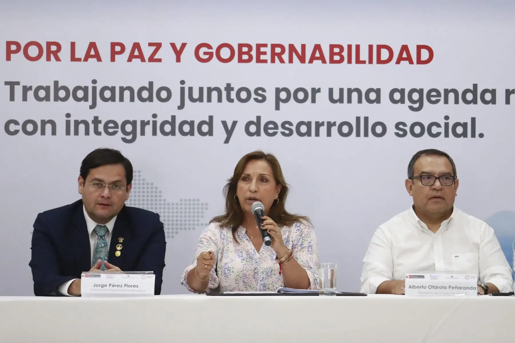 La Presidenta Dina Boluarte, acompañada por el presidente del Consejo de Ministros, Alberto Otárola  y ministros de Estado participó en la mesa de diálogo por la paz y la gobernabilidad “Con Punche Regional” desarrollada el día de hoy en Lambayeque. 
Foto: ANDINA/Presidencia Perú
