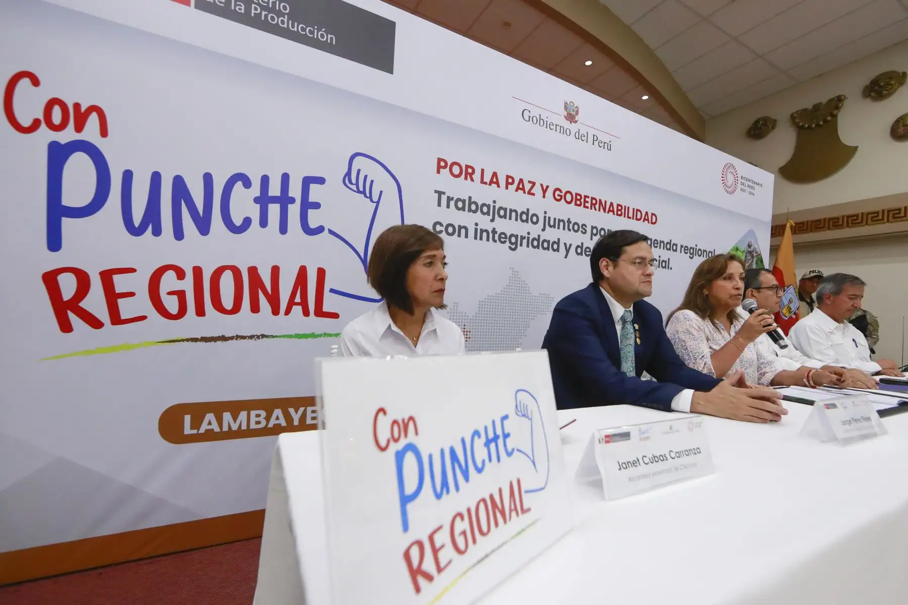 La Presidenta Dina Boluarte, acompañada por el presidente del Consejo de Ministros, Alberto Otárola  y ministros de Estado participó en la mesa de diálogo por la paz y la gobernabilidad “Con Punche Regional” desarrollada el día de hoy en Lambayeque. 
Foto: ANDINA/Presidencia Perú