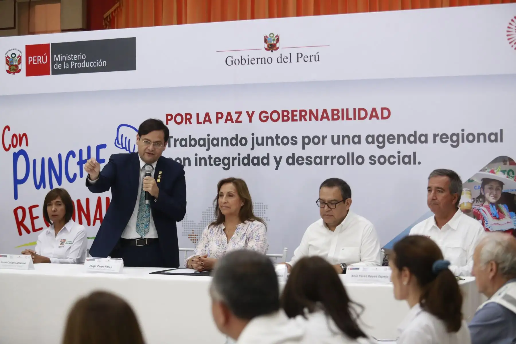 La Presidenta Dina Boluarte, acompañada por el presidente del Consejo de Ministros, Alberto Otárola  y ministros de Estado participó en la mesa de diálogo por la paz y la gobernabilidad “Con Punche Regional” desarrollada el día de hoy en Lambayeque. 
Foto: ANDINA/Presidencia Perú