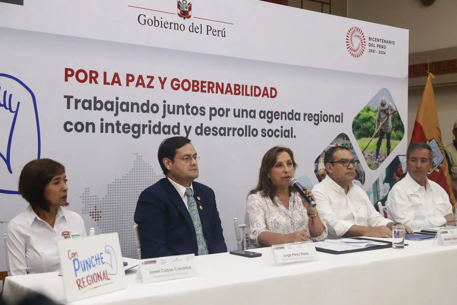 La Presidenta Dina Boluarte, acompañada por el presidente del Consejo de Ministros, Alberto Otárola  y ministros de Estado participó en la mesa de diálogo por la paz y la gobernabilidad “Con Punche Regional” desarrollada el día de hoy en Lambayeque. 
Foto: ANDINA/Presidencia Perú