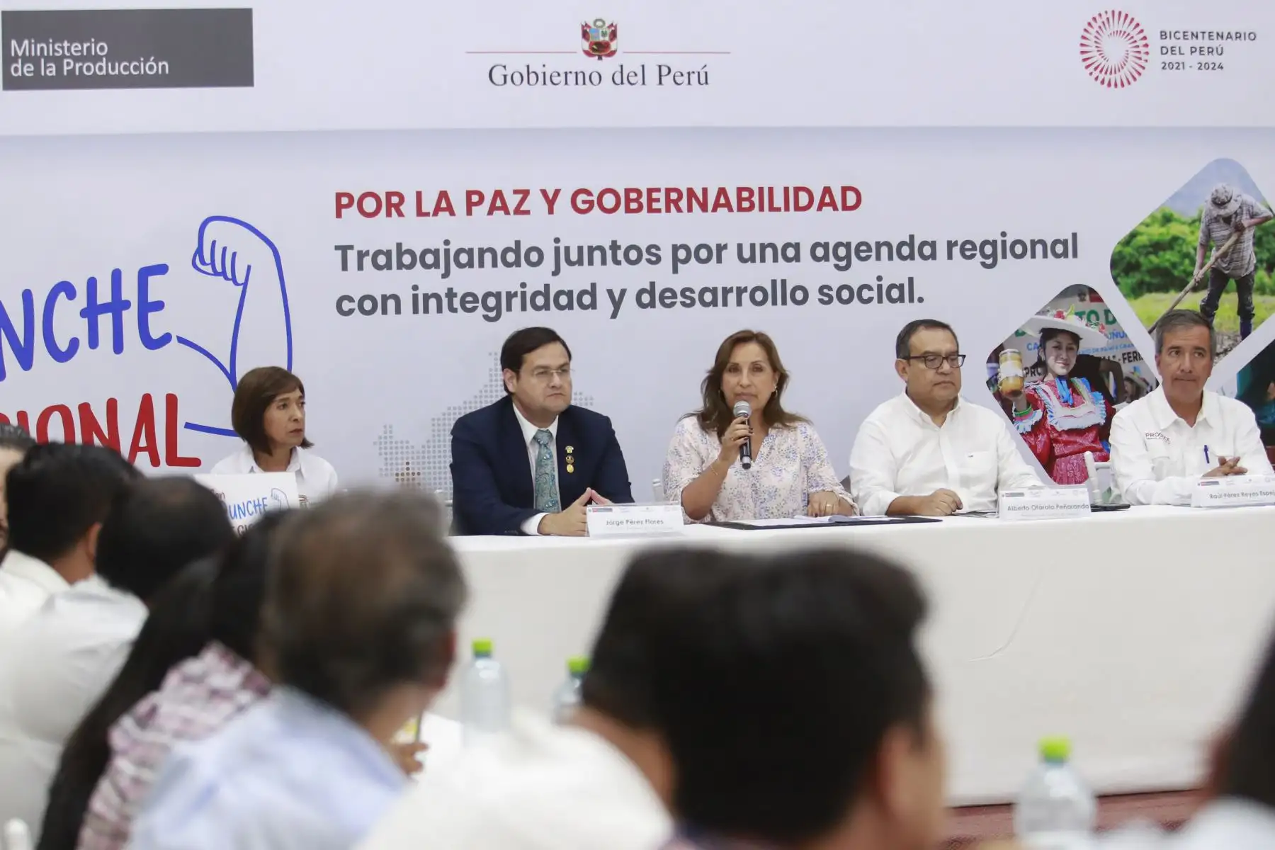 La Presidenta Dina Boluarte, acompañada por el presidente del Consejo de Ministros, Alberto Otárola  y ministros de Estado participó en la mesa de diálogo por la paz y la gobernabilidad “Con Punche Regional” desarrollada el día de hoy en Lambayeque. 
Foto: ANDINA/Presidencia Perú