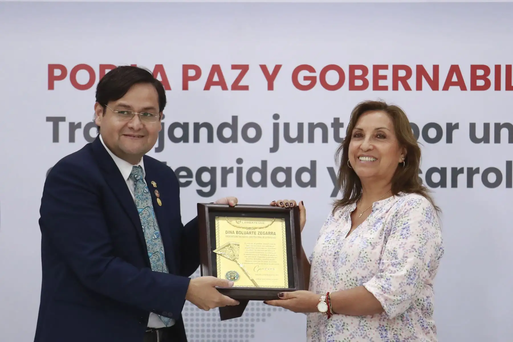 La Presidenta Dina Boluarte, acompañada por el presidente del Consejo de Ministros, Alberto Otárola  y ministros de Estado participó en la mesa de diálogo por la paz y la gobernabilidad “Con Punche Regional” desarrollada el día de hoy en Lambayeque. 
Foto: ANDINA/Presidencia Perú