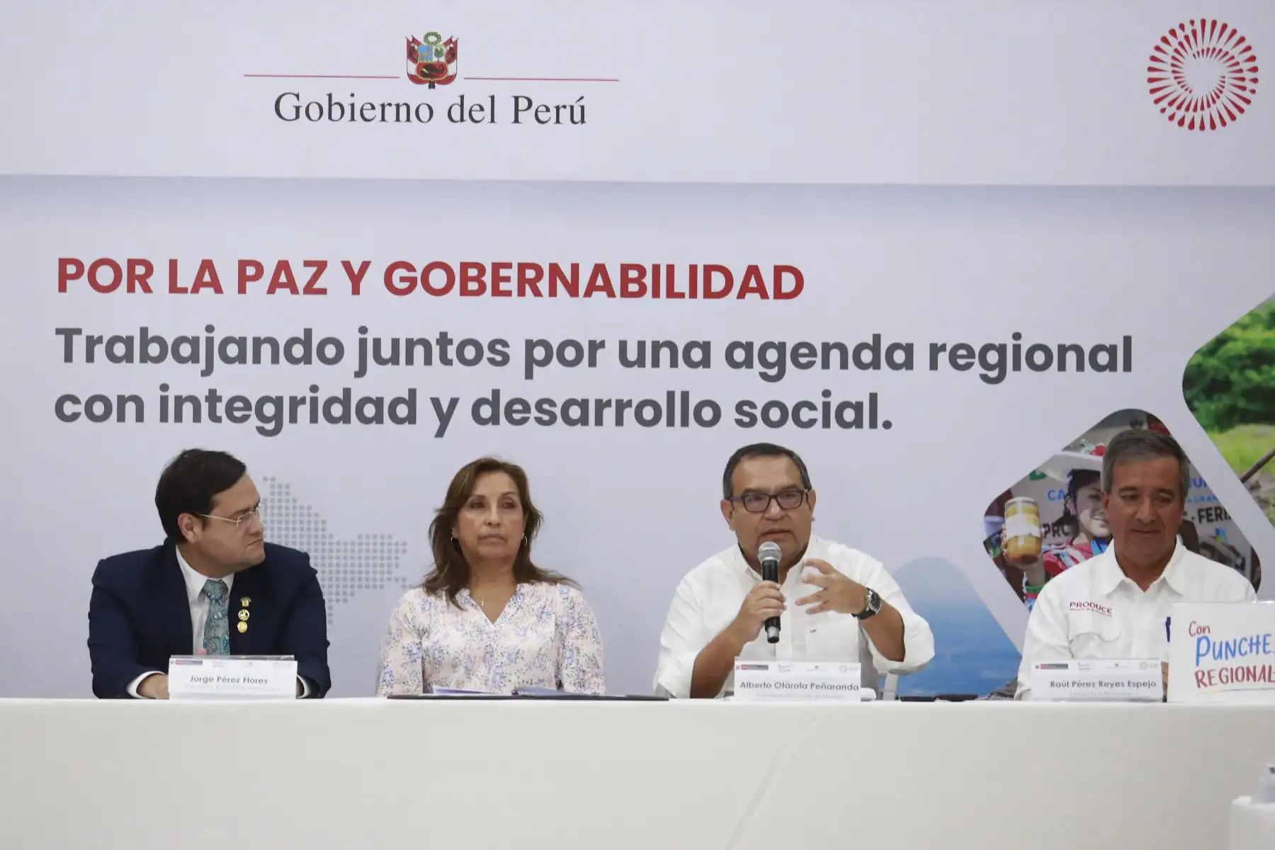 La Presidenta Dina Boluarte, acompañada por el presidente del Consejo de Ministros, Alberto Otárola  y ministros de Estado participó en la mesa de diálogo por la paz y la gobernabilidad “Con Punche Regional” desarrollada el día de hoy en Lambayeque. 
Foto: ANDINA/Presidencia Perú