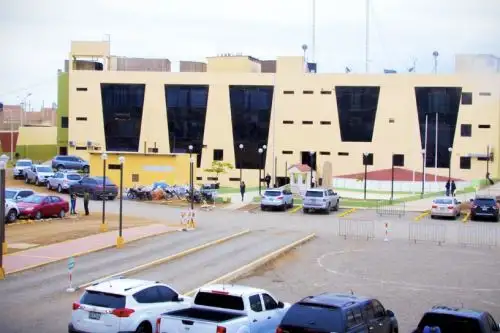 La Policía Nacional ejecutó un megaoperativo en el norte de Lima que culminó con la detención de ocho personas, entre ellas cuatro funcionarios del Gobierno Regional de Lima por presuntos vínculos con organización criminal. INTERNET/Medios