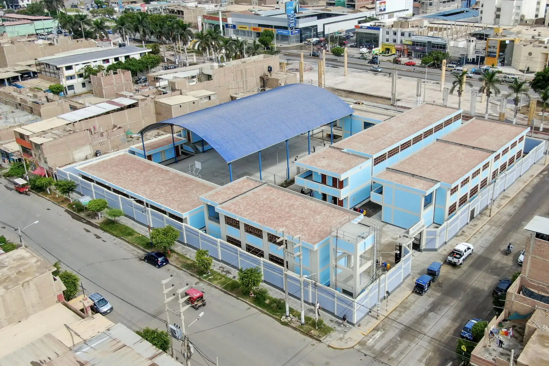 Como parte de las acciones a favor de colegios afectados por el Fenómeno de El Niño Costero, la Autoridad para la Reconstrucción con Cambios (ARCC) reconstruyó la institución educativa n.° 11023 Abraham Valdelomar, ubicada en la provincia de Chiclayo, benfeciando a más de más de 700 alumnos que volverán a clases presenciales luego de 3 años de virtualidad.
Foto: ANDINA/ARCC