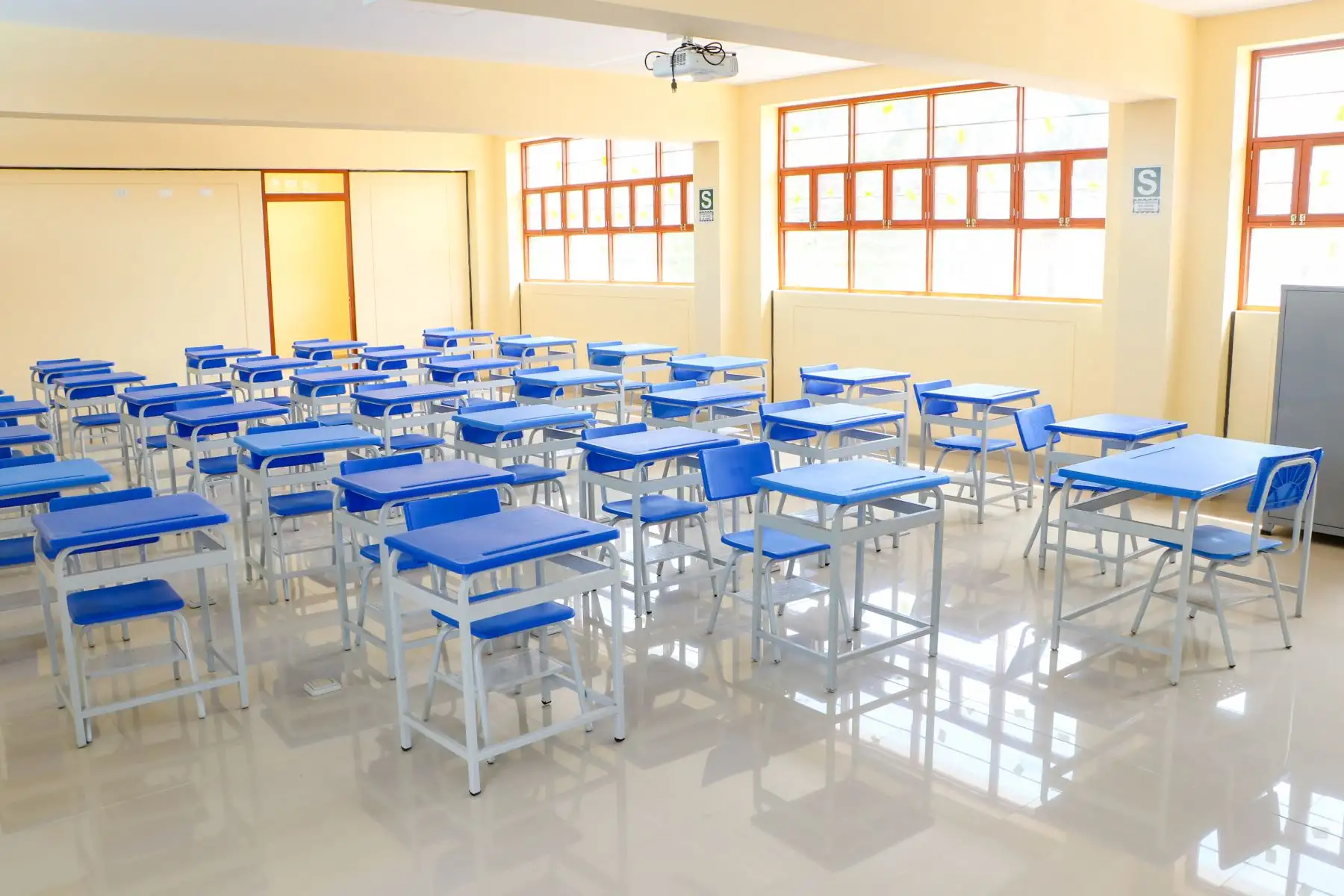 Como parte de las acciones a favor de colegios afectados por el Fenómeno de El Niño Costero, la Autoridad para la Reconstrucción con Cambios (ARCC) reconstruyó la institución educativa n.° 11023 Abraham Valdelomar, ubicada en la provincia de Chiclayo, benfeciando a más de más de 700 alumnos que volverán a clases presenciales luego de 3 años de virtualidad.
Foto: ANDINA/ARCC