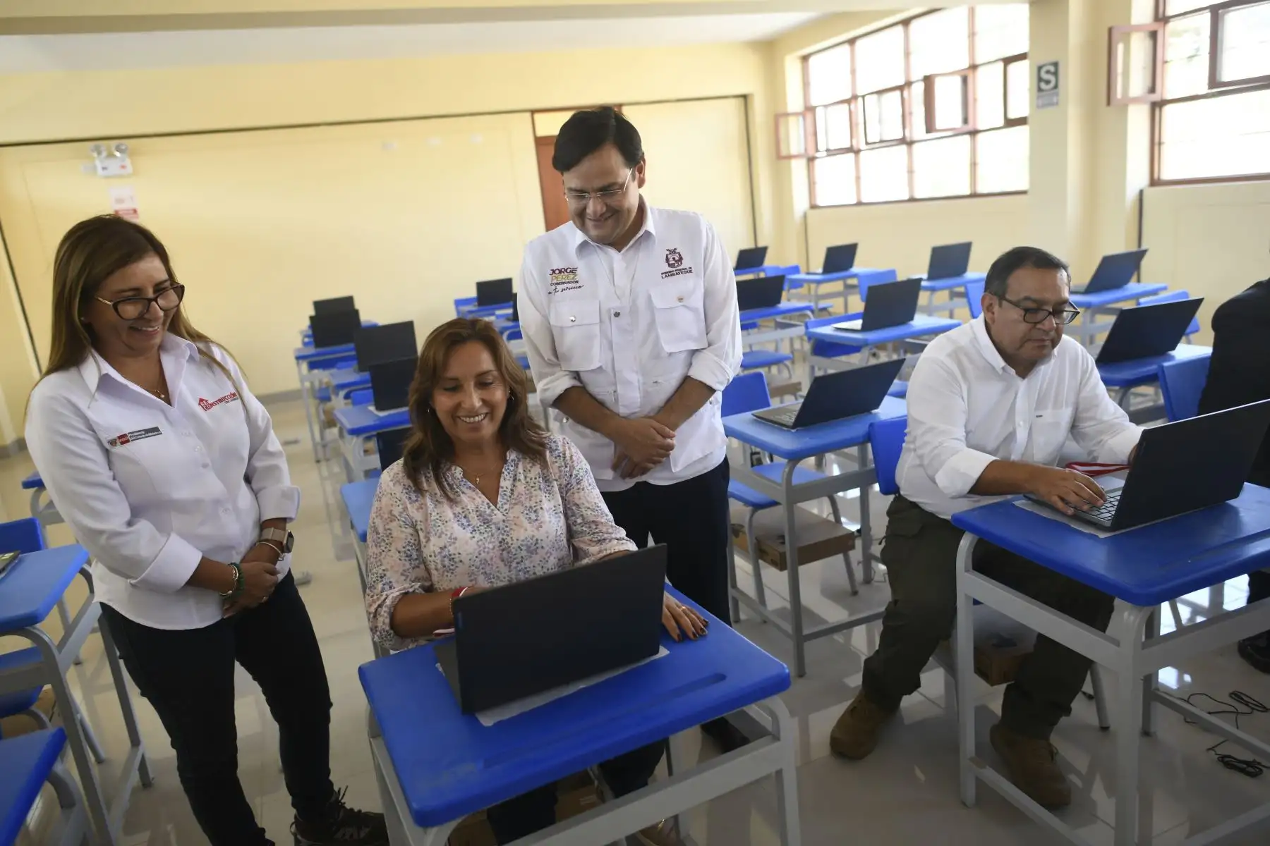La inauguración del colegio estuvo a cargo de la presidenta de la República, Dina Boluarte. La ceremonia también contó con la participación del presidente del Consejo de Ministros, Alberto Otárola, la directora ejecutiva de la ARCC, Rosmary Cornejo, el gobernador regional de Lambayeque, Jorge Pérez, y la alcaldesa provincial de Chiclayo, Janet Cubas. Asimismo, estuvieron presentes los ministros de Educación e Interior, Oscar Becerra y Vicente Romero, respectivamente.
Foto: ANDINA/ARCC