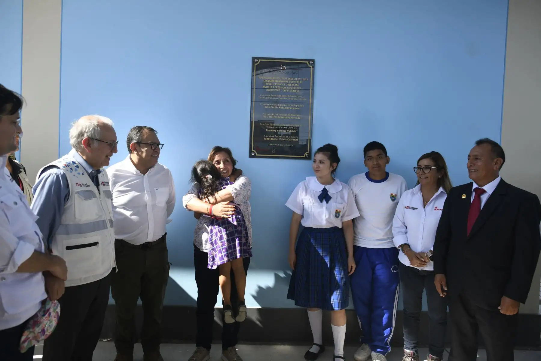 La inauguración del colegio estuvo a cargo de la presidenta de la República, Dina Boluarte. La ceremonia también contó con la participación del presidente del Consejo de Ministros, Alberto Otárola, la directora ejecutiva de la ARCC, Rosmary Cornejo, el gobernador regional de Lambayeque, Jorge Pérez, y la alcaldesa provincial de Chiclayo, Janet Cubas. Asimismo, estuvieron presentes los ministros de Educación e Interior, Oscar Becerra y Vicente Romero, respectivamente.
Foto: ANDINA/ARCC