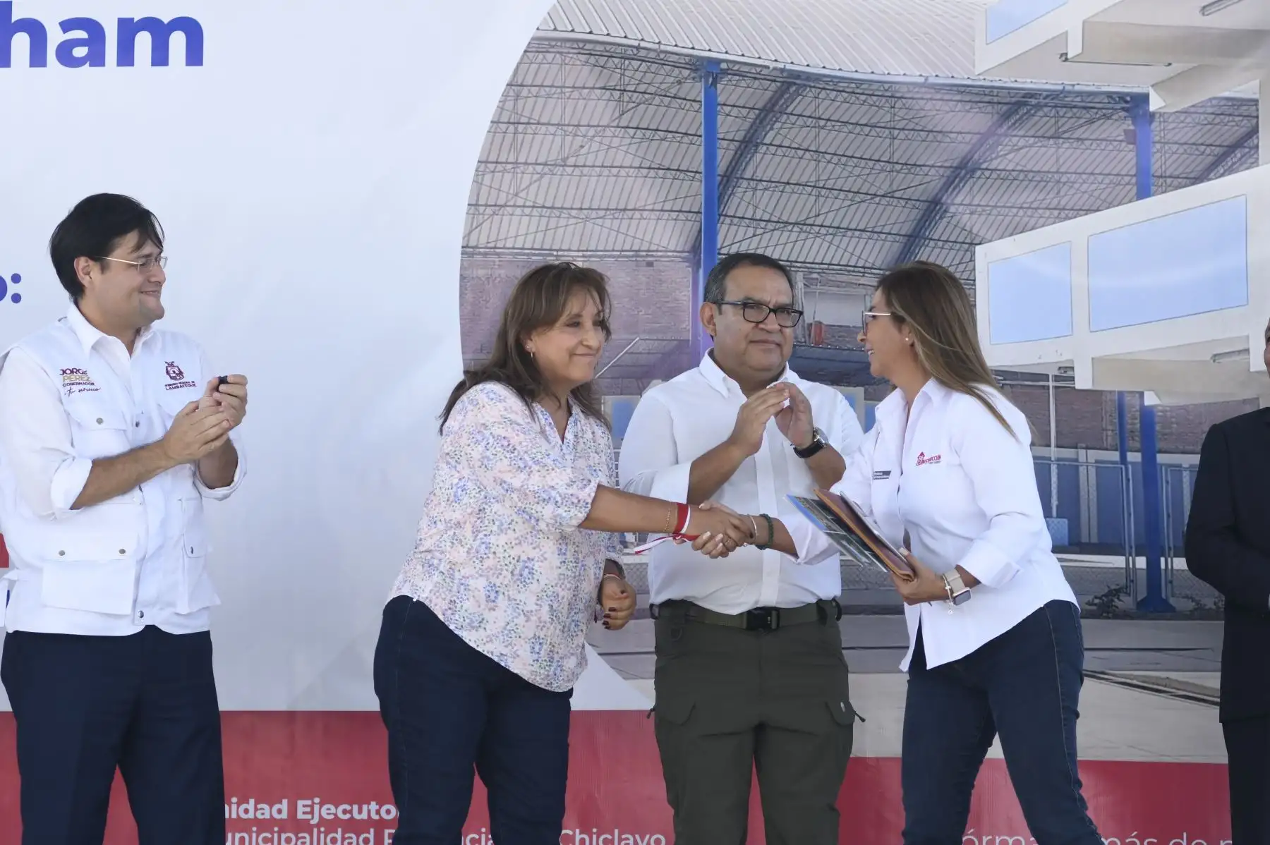 La inauguración del colegio estuvo a cargo de la presidenta de la República, Dina Boluarte. La ceremonia también contó con la participación del presidente del Consejo de Ministros, Alberto Otárola, la directora ejecutiva de la ARCC, Rosmary Cornejo, el gobernador regional de Lambayeque, Jorge Pérez, y la alcaldesa provincial de Chiclayo, Janet Cubas. Asimismo, estuvieron presentes los ministros de Educación e Interior, Oscar Becerra y Vicente Romero, respectivamente.
Foto: ANDINA/ARCC