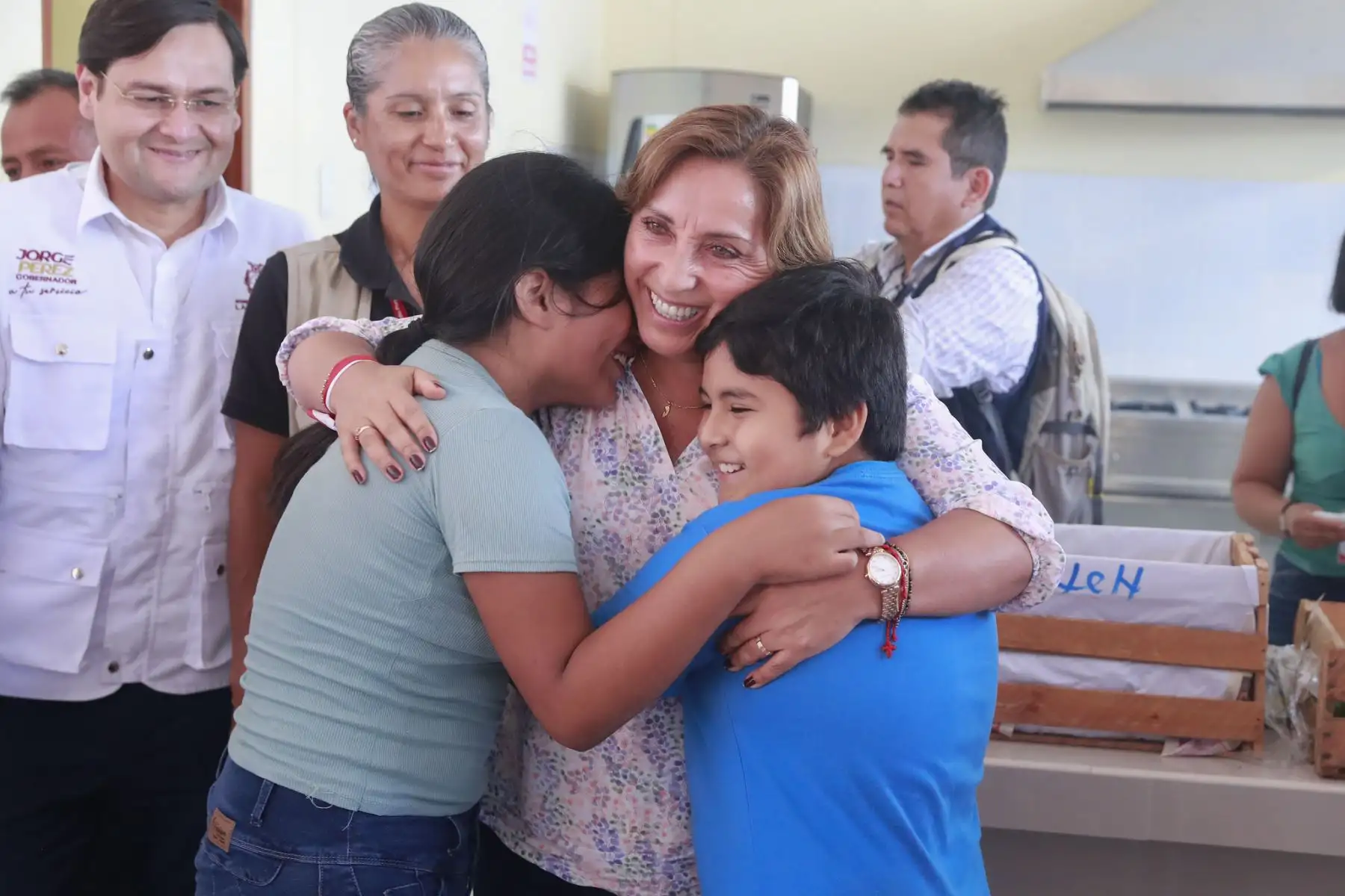 La inauguración del colegio estuvo a cargo de la presidenta de la República, Dina Boluarte. La ceremonia también contó con la participación del presidente del Consejo de Ministros, Alberto Otárola, la directora ejecutiva de la ARCC, Rosmary Cornejo, el gobernador regional de Lambayeque, Jorge Pérez, y la alcaldesa provincial de Chiclayo, Janet Cubas. Asimismo, estuvieron presentes los ministros de Educación e Interior, Oscar Becerra y Vicente Romero, respectivamente.
Foto: ANDINA/Presidencia Perú