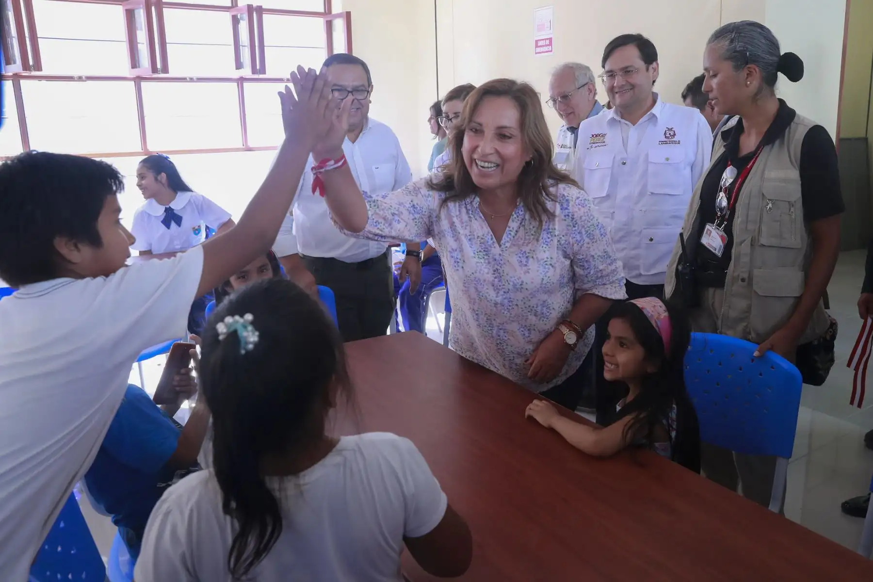 La inauguración del colegio estuvo a cargo de la presidenta de la República, Dina Boluarte. La ceremonia también contó con la participación del presidente del Consejo de Ministros, Alberto Otárola, la directora ejecutiva de la ARCC, Rosmary Cornejo, el gobernador regional de Lambayeque, Jorge Pérez, y la alcaldesa provincial de Chiclayo, Janet Cubas. Asimismo, estuvieron presentes los ministros de Educación e Interior, Oscar Becerra y Vicente Romero, respectivamente.
Foto: ANDINA/Presidencia Perú