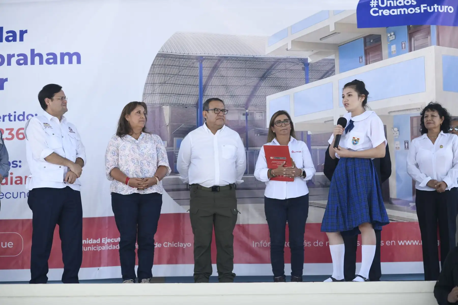 La inauguración del colegio estuvo a cargo de la presidenta de la República, Dina Boluarte. La ceremonia también contó con la participación del presidente del Consejo de Ministros, Alberto Otárola, la directora ejecutiva de la ARCC, Rosmary Cornejo, el gobernador regional de Lambayeque, Jorge Pérez, y la alcaldesa provincial de Chiclayo, Janet Cubas. Asimismo, estuvieron presentes los ministros de Educación e Interior, Oscar Becerra y Vicente Romero, respectivamente.
Foto: ANDINA/Presidencia Perú