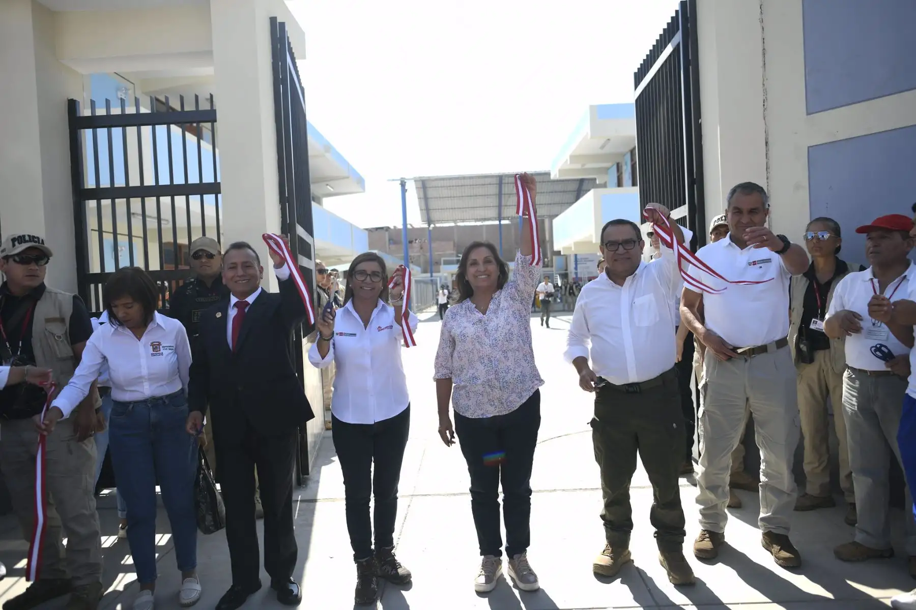 La inauguración del colegio estuvo a cargo de la presidenta de la República, Dina Boluarte. La ceremonia también contó con la participación del presidente del Consejo de Ministros, Alberto Otárola, la directora ejecutiva de la ARCC, Rosmary Cornejo, el gobernador regional de Lambayeque, Jorge Pérez, y la alcaldesa provincial de Chiclayo, Janet Cubas. Asimismo, estuvieron presentes los ministros de Educación e Interior, Oscar Becerra y Vicente Romero, respectivamente.
Foto: ANDINA/Presidencia Perú